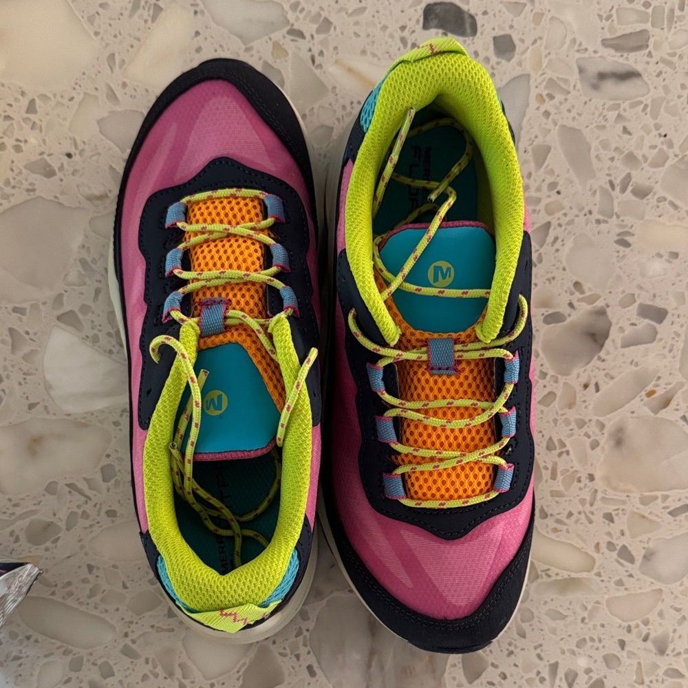 Merrell girls hiking shoes 4 NEW